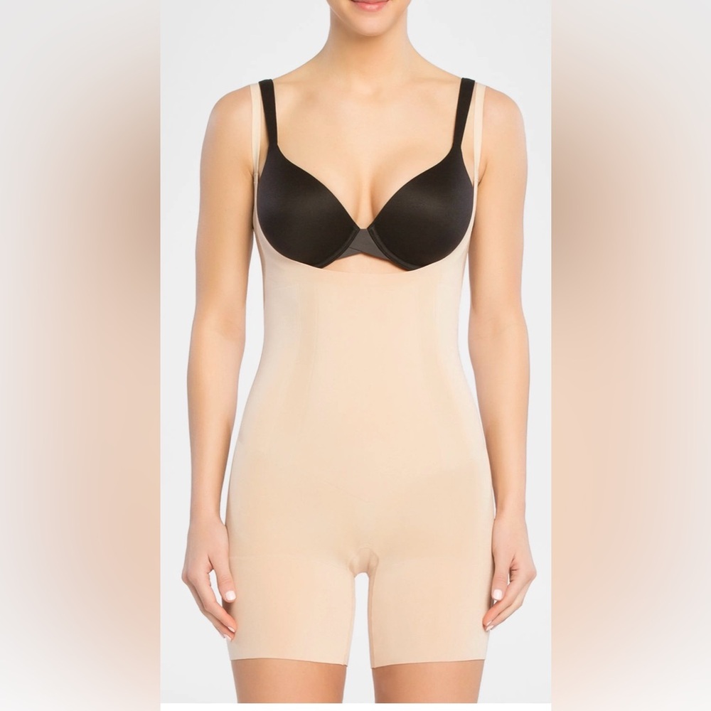 Spanx NWT
NWT SPANXsculpt™ THINSTINCTS Open-Bust Mid-Thigh Bodysuit - Picture 2 of 8